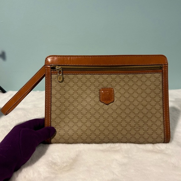 Celine Clutch/Wristlet in great condition. Authentic and pre-owned. Great price - Picture 1 of 10